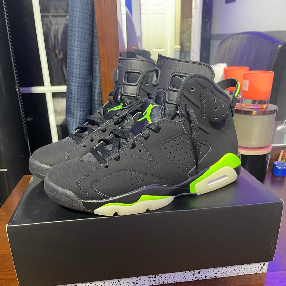 Retro Electric Green one put them on twice just didn’t like the color on me